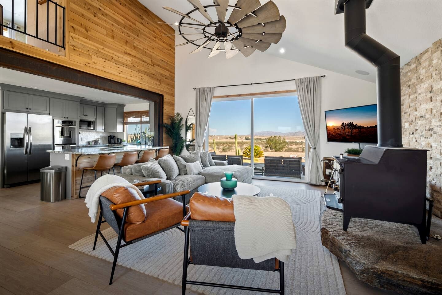 Luxury Joshua Tree Retreat with Saltwater Pool, Spa & Sky Deck Stargazing – Twentynine Palms, California