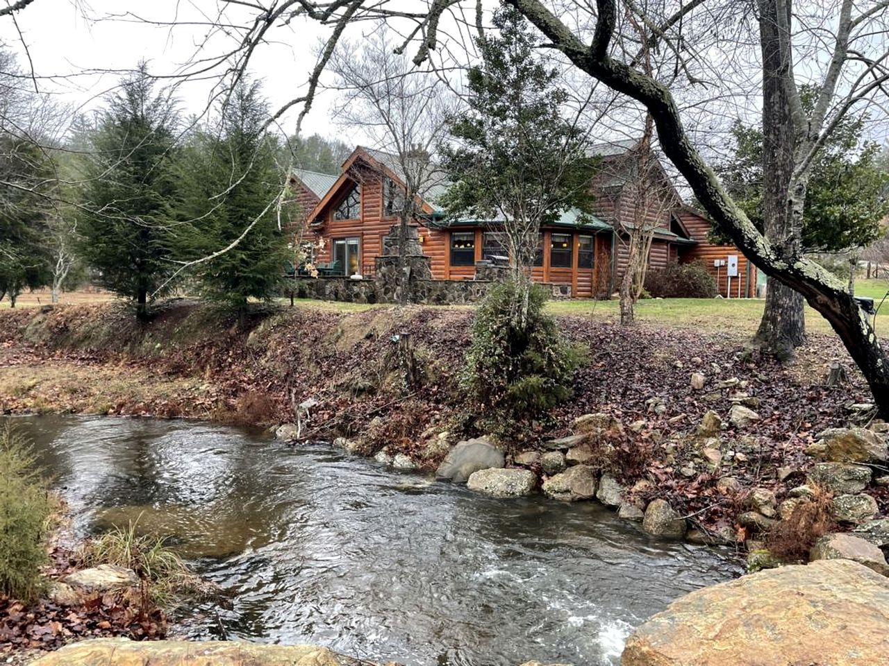 Charming, Pet-Friendly Cabin with Private Lake and Hot Tub, for Unforgettable Retreats to Nature in Tellico Plains