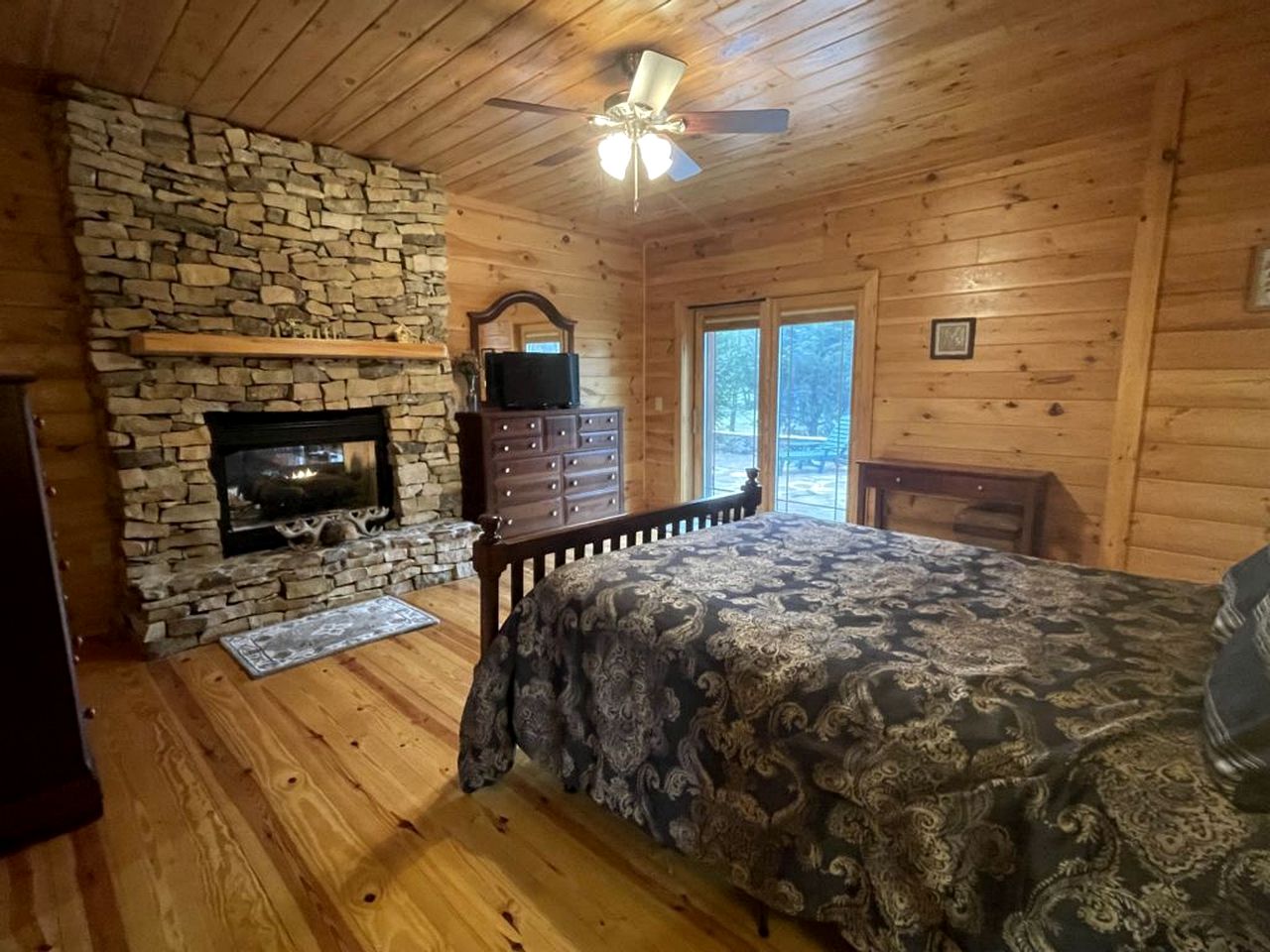 Charming, Pet-Friendly Cabin with Private Lake and Hot Tub, for Unforgettable Retreats to Nature in Tellico Plains