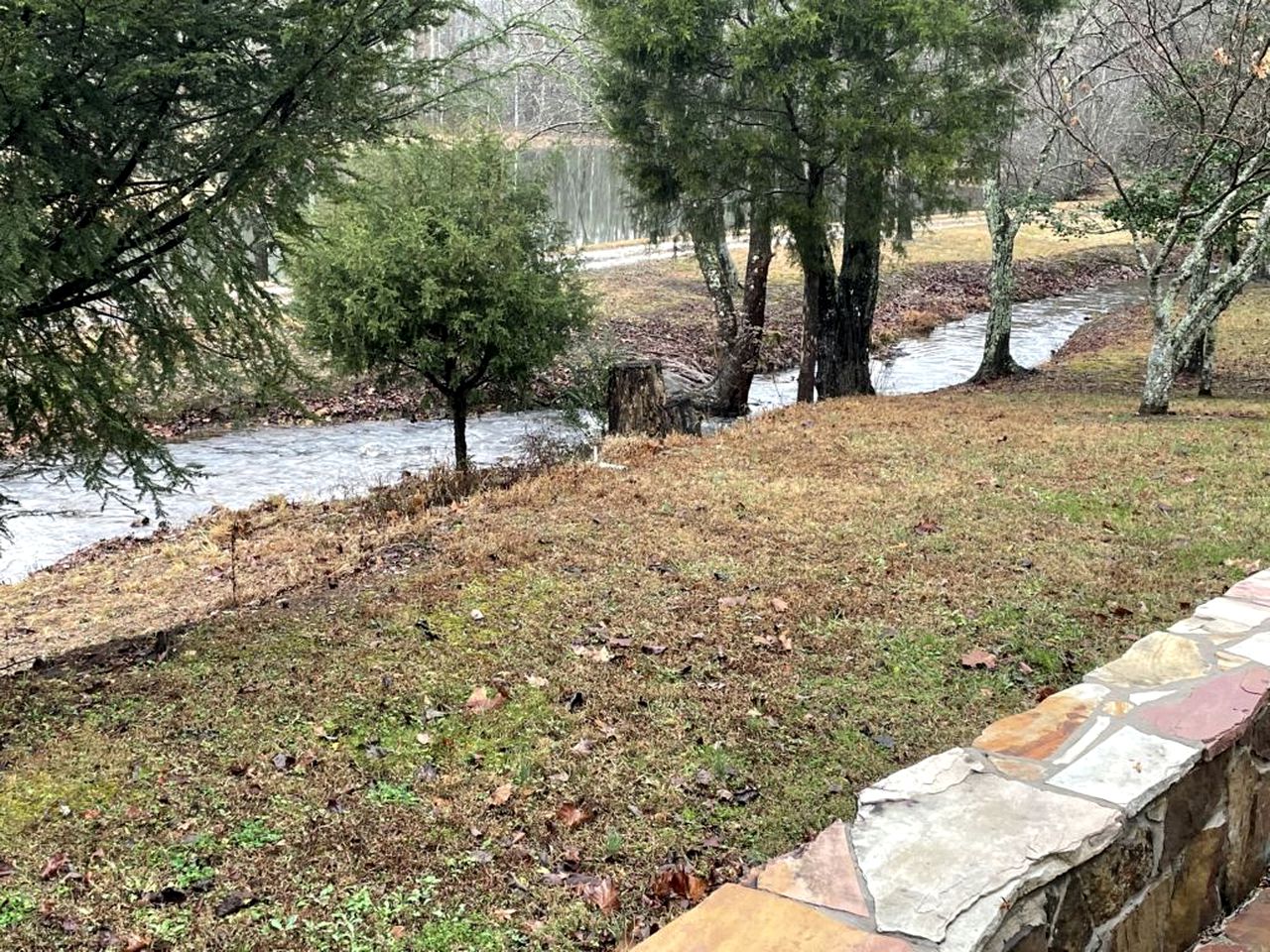 Charming, Pet-Friendly Cabin with Private Lake and Hot Tub, for Unforgettable Retreats to Nature in Tellico Plains