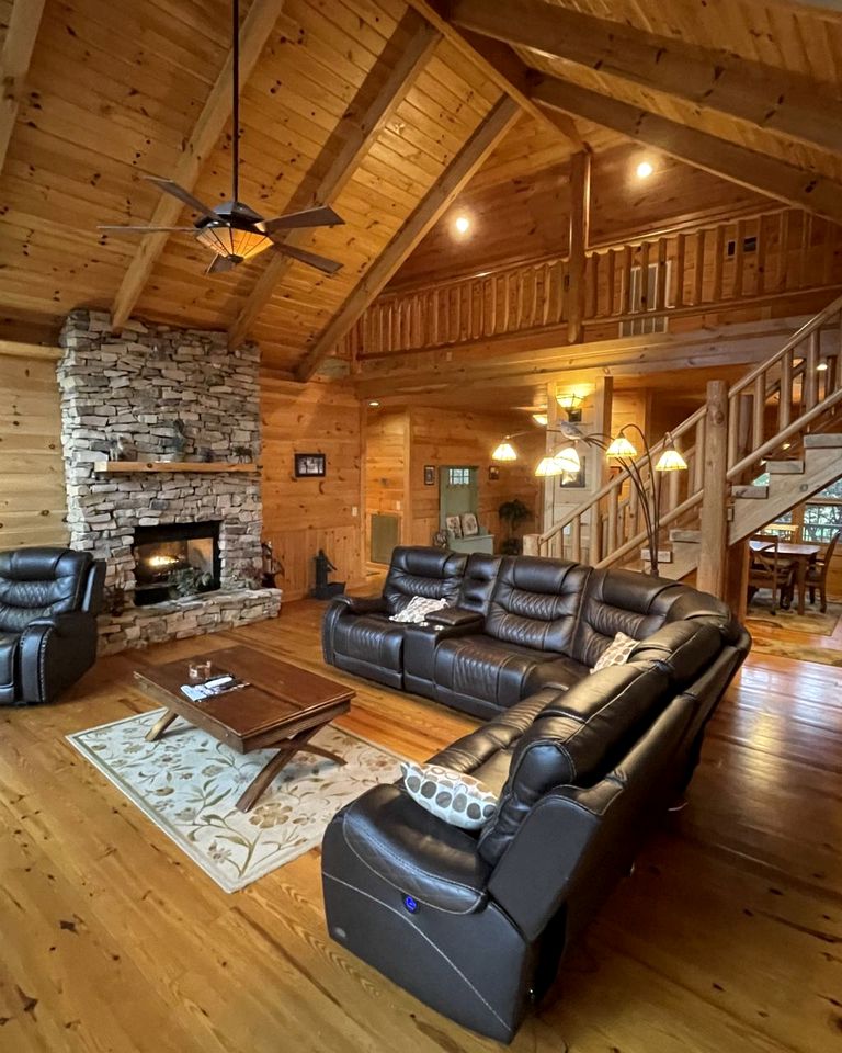 Charming, Pet-Friendly Cabin with Private Lake and Hot Tub, for Unforgettable Retreats to Nature in Tellico Plains