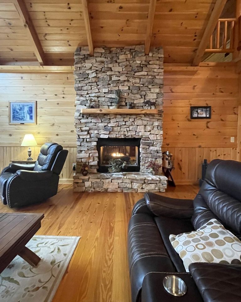 Charming, Pet-Friendly Cabin with Private Lake and Hot Tub, for Unforgettable Retreats to Nature in Tellico Plains