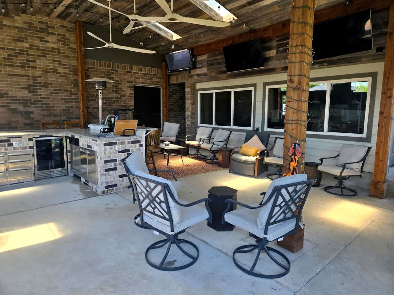 Spacious Lakefront Retreat House with 1100sqft Sports Bar Patio & Hot Tub Near Little Elm Beach, Little Elm, Texas