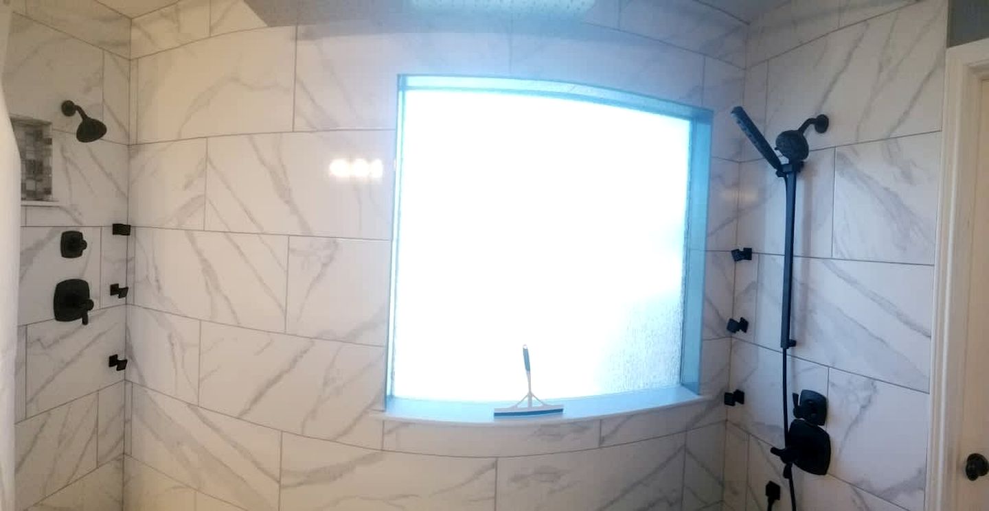 Spacious Lakefront Retreat House with 1100sqft Sports Bar Patio & Hot Tub Near Little Elm Beach, Little Elm, Texas