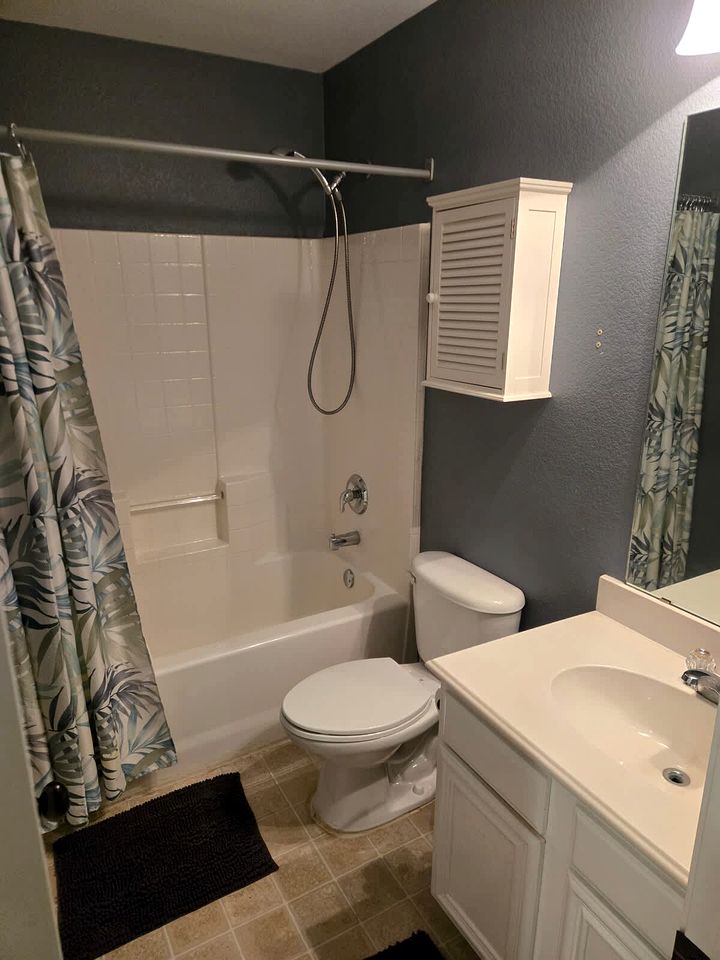 Spacious Lakefront Retreat House with 1100sqft Sports Bar Patio & Hot Tub Near Little Elm Beach, Little Elm, Texas