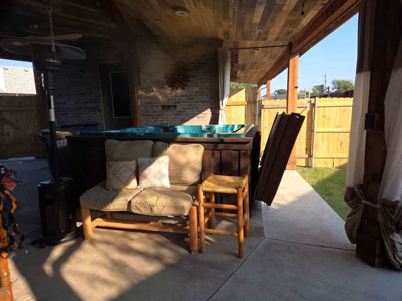 Spacious Lakefront Retreat House with 1100sqft Sports Bar Patio & Hot Tub Near Little Elm Beach, Little Elm, Texas