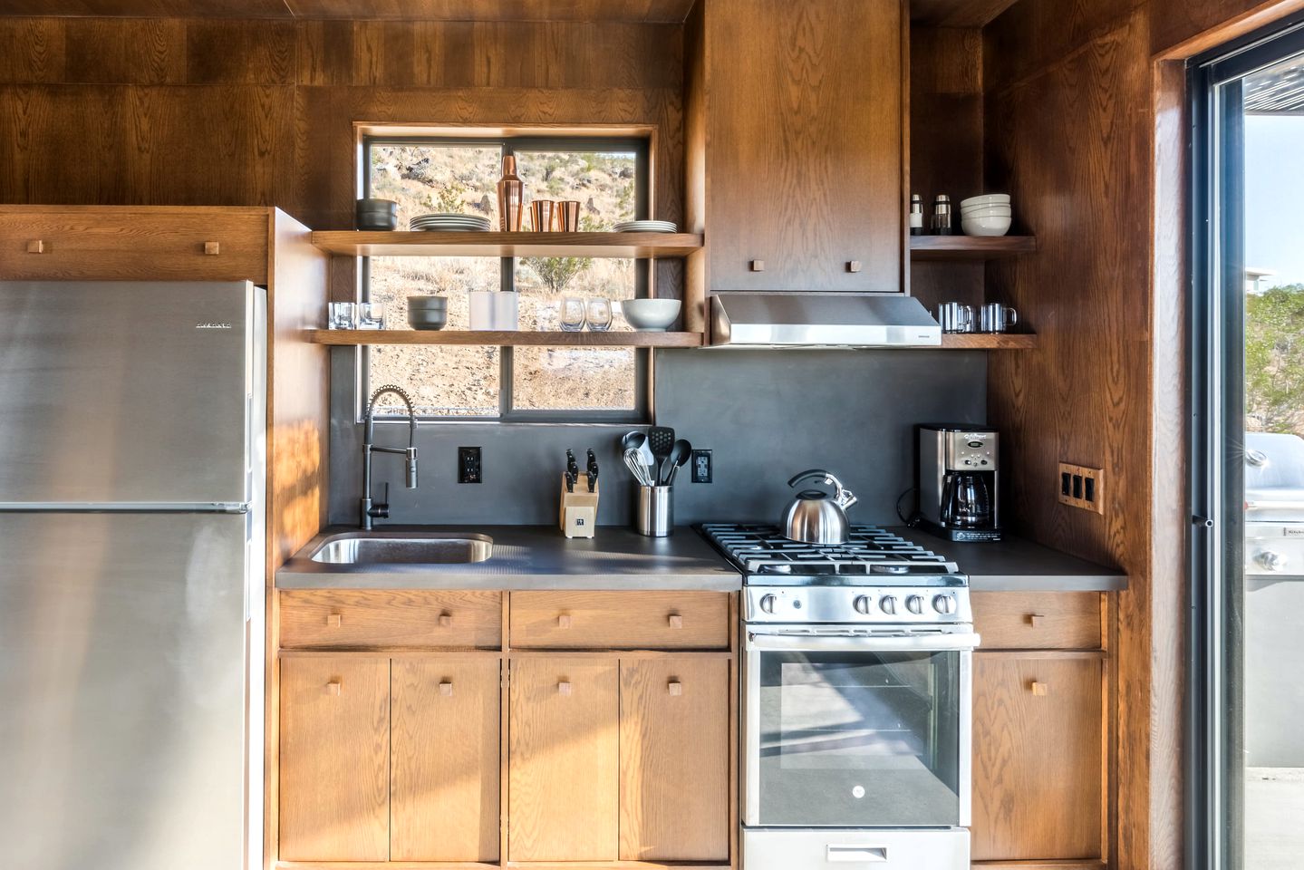 Amazing Rustic Vacation Rental with Hot-tub and Fire Pit in Joshua Tree, California