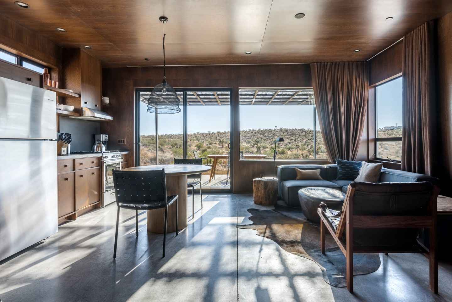 Amazing Rustic Vacation Rental with Hot-tub and Fire Pit in Joshua Tree, California