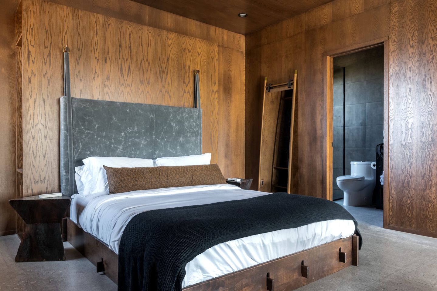 Amazing Rustic Vacation Rental with Hot-tub and Fire Pit in Joshua Tree, California