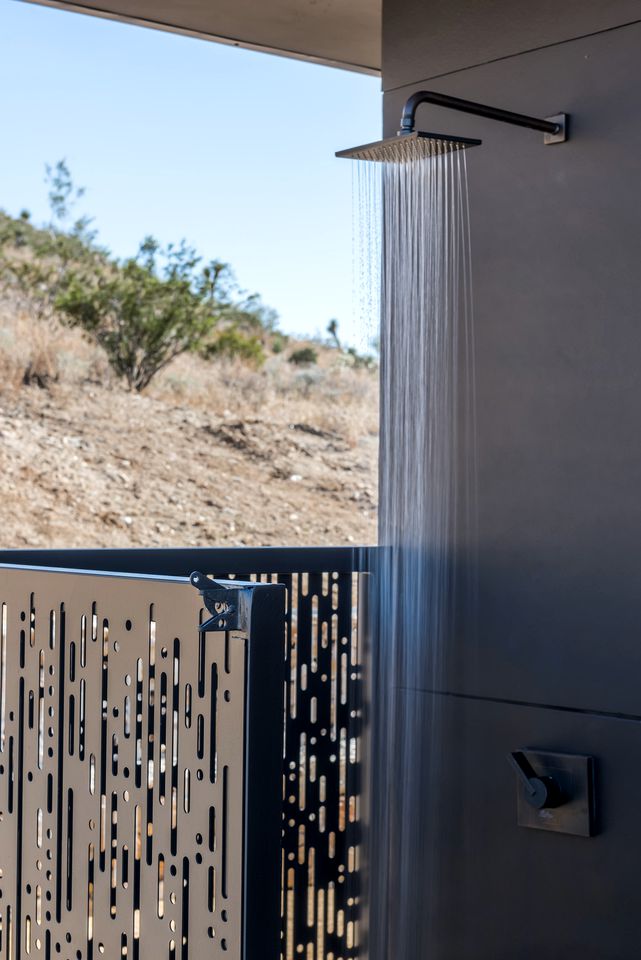 Amazing Rustic Vacation Rental with Hot-tub and Fire Pit in Joshua Tree, California