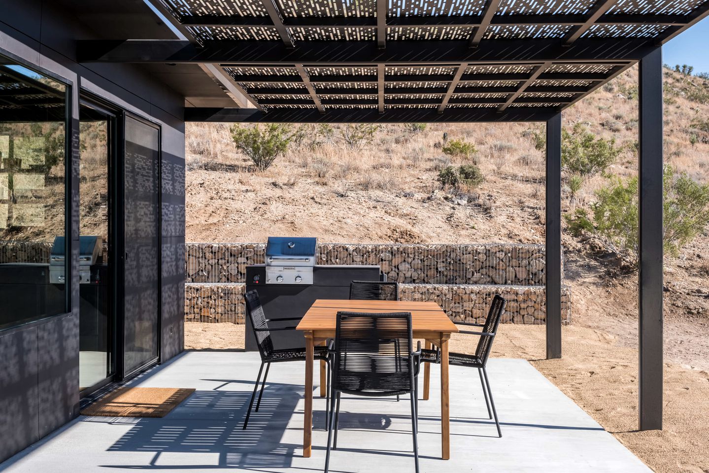 Amazing Rustic Vacation Rental with Hot-tub and Fire Pit in Joshua Tree, California