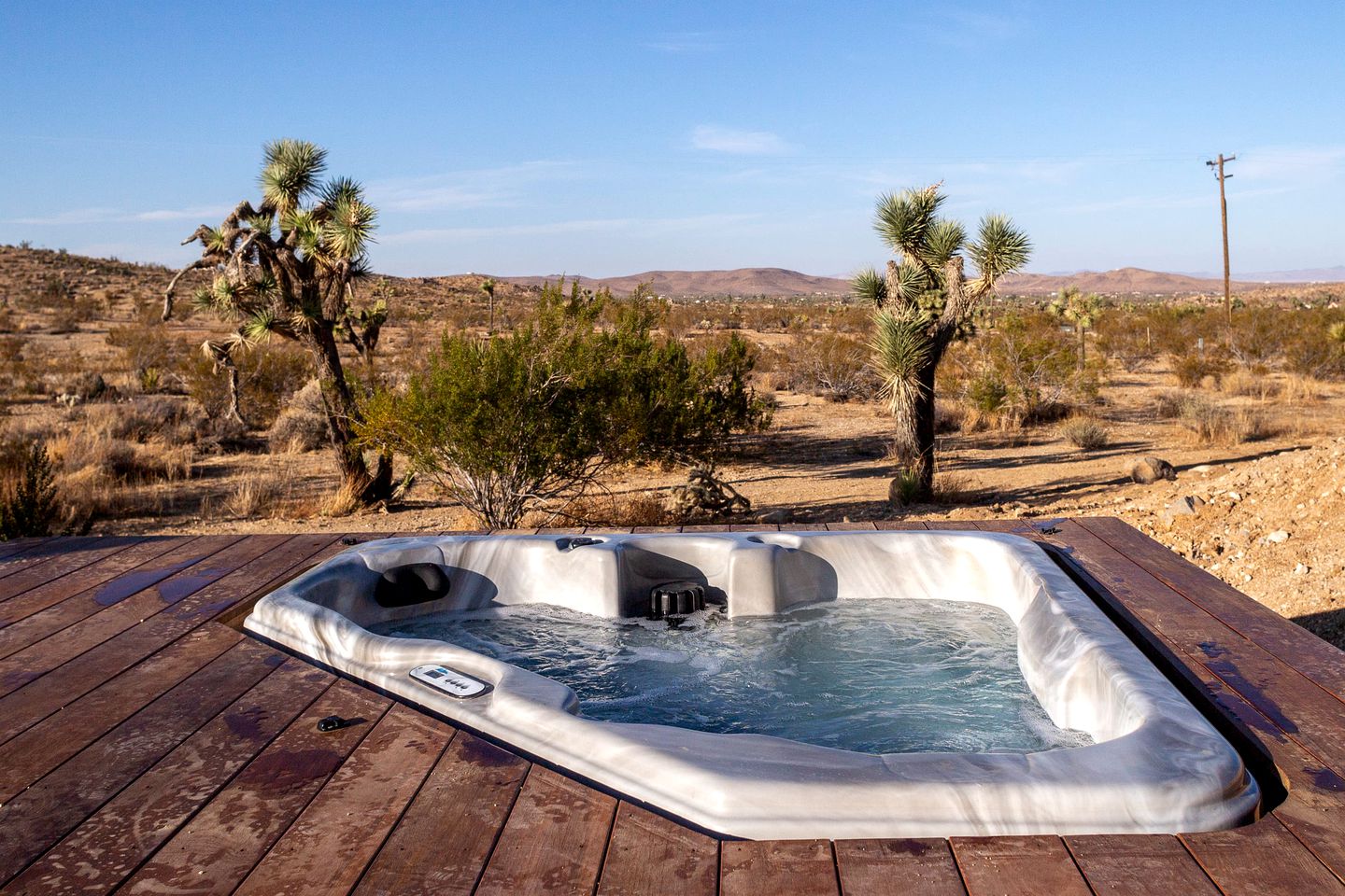 Amazing Rustic Vacation Rental with Hot-tub and Fire Pit in Joshua Tree, California