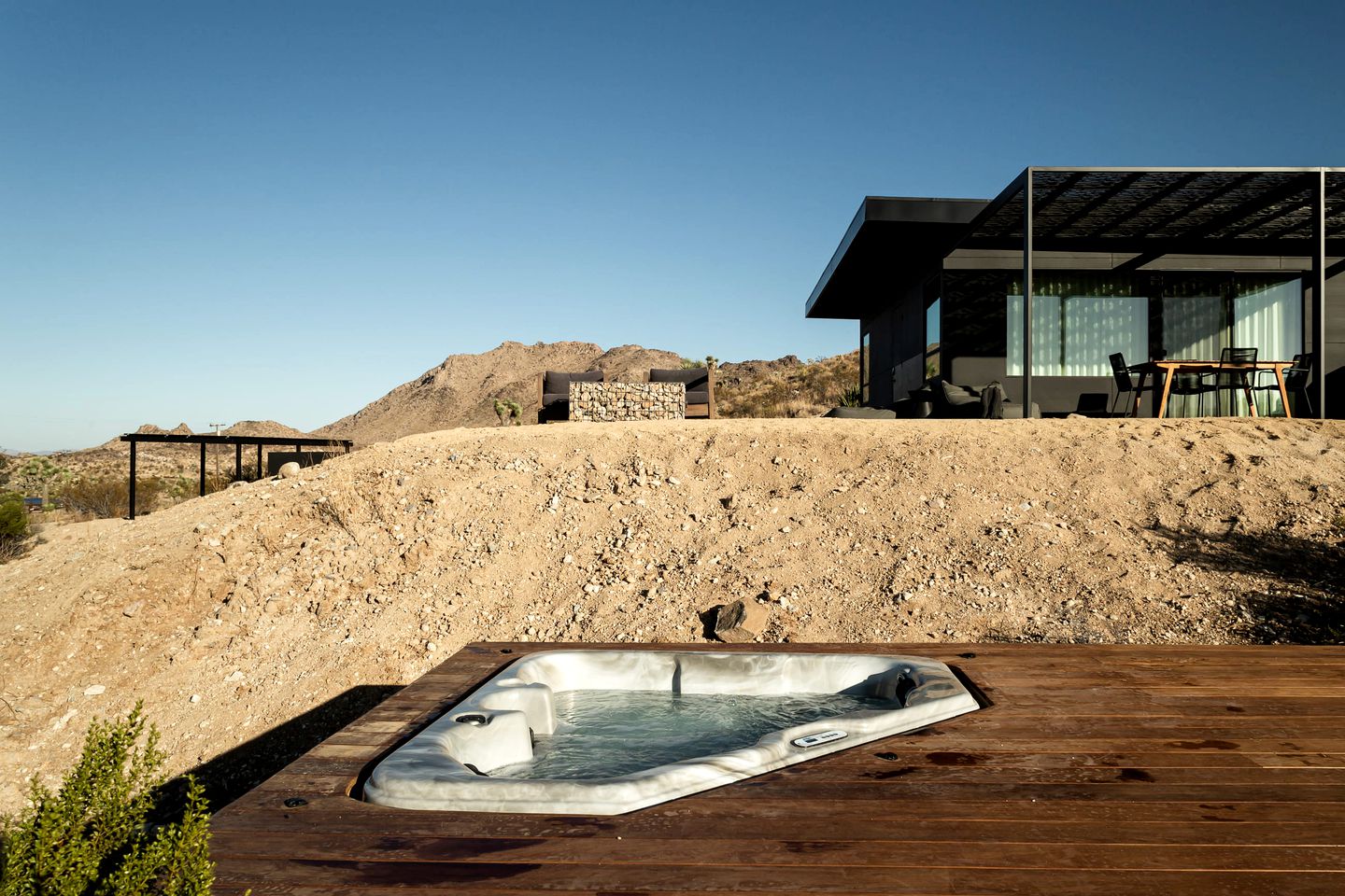 Amazing Rustic Vacation Rental with Hot-tub and Fire Pit in Joshua Tree, California