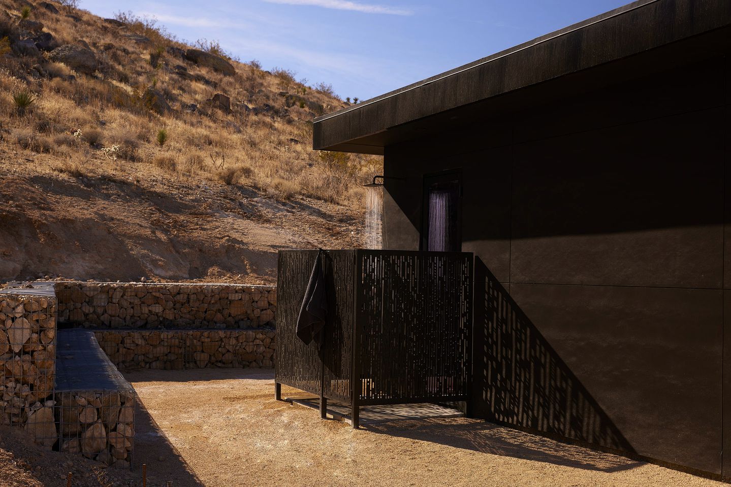 Amazing Rustic Vacation Rental with Hot-tub and Fire Pit in Joshua Tree, California