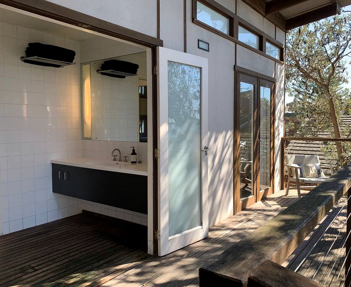 Stunning Beach House with Barbecue and Beach Access in Culburra Beach, New South Wales