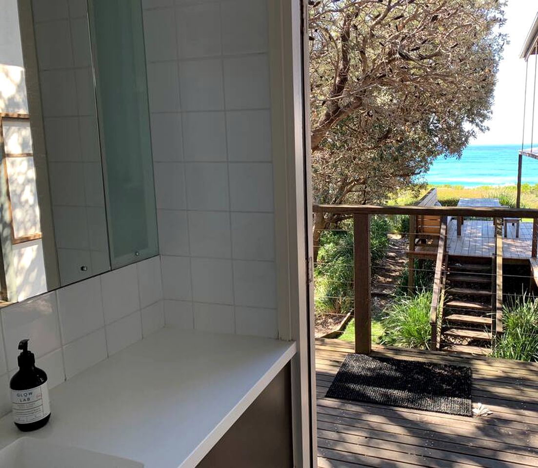 Stunning Beach House with Barbecue and Beach Access in Culburra Beach, New South Wales