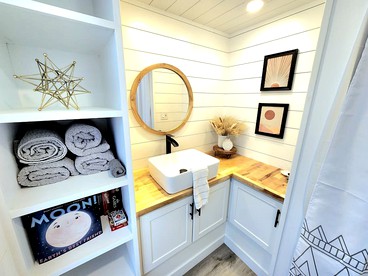 Tiny Home Paradise: Private Deck & Hot Tub Getaway in Utah's Scenic Beauty - Photo 3