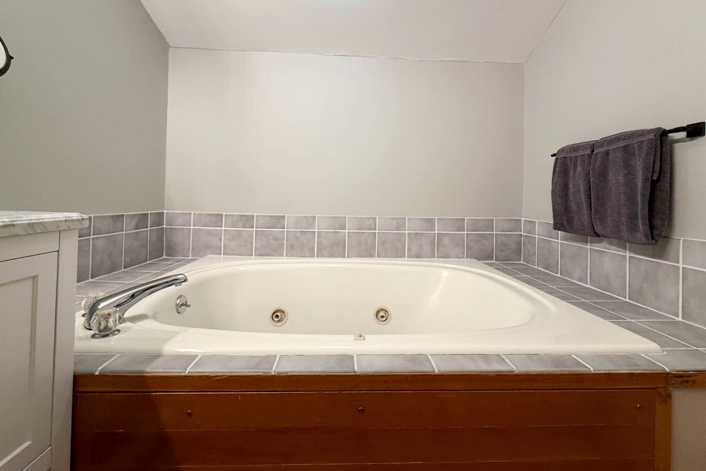 Peaceful Four Bedroom Cabin Retreat in North Conway New Hampshire Near Cranmore Mountain
