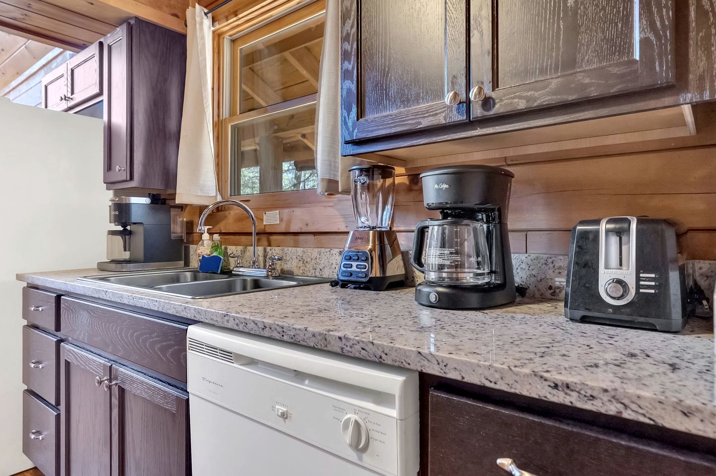 Rustic Smoky Mountain Cabin with Firepit & Game Room near Lake Douglas, Sevierville TN