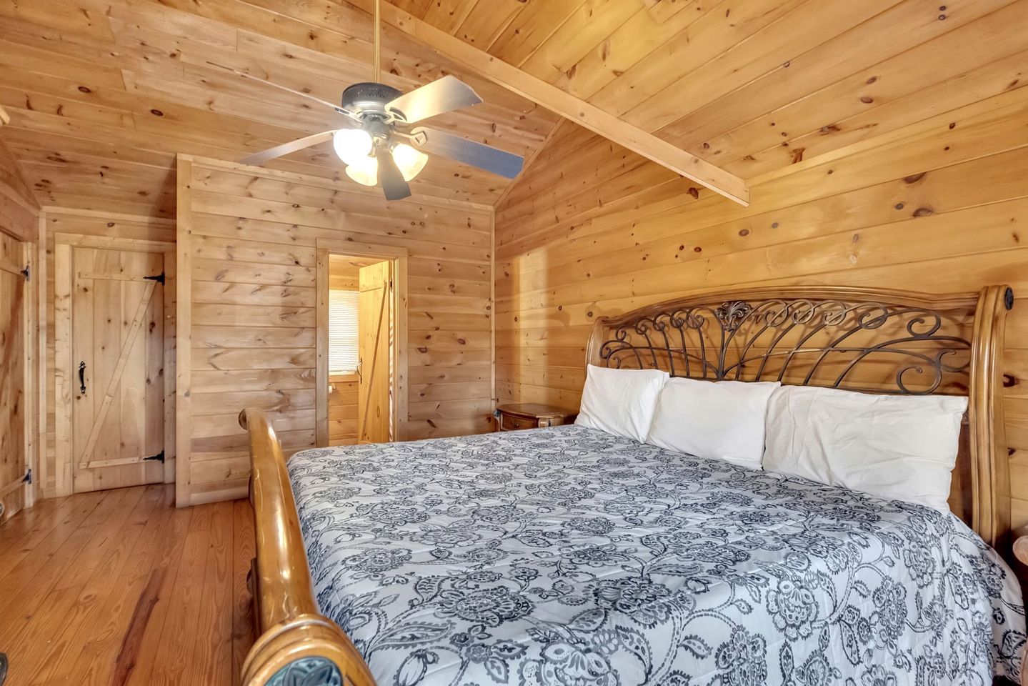 Rustic Smoky Mountain Cabin with Firepit & Game Room near Lake Douglas, Sevierville TN