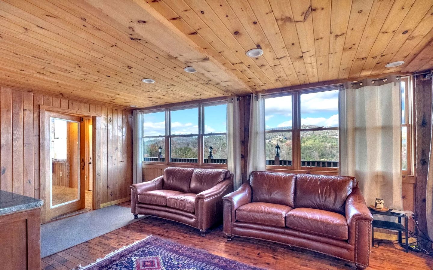Spacious Luxury Log Cabin with Game Room & Panoramic Mountain Views near Pigeon Forge, Tennessee