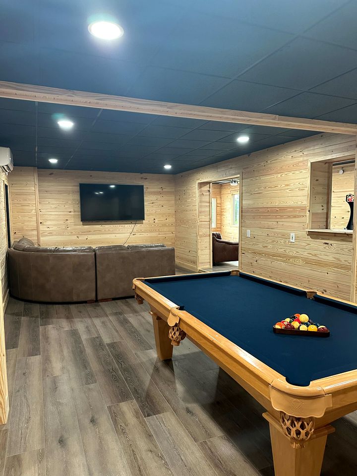 Spacious Luxury Log Cabin with Game Room & Panoramic Mountain Views near Pigeon Forge, Tennessee