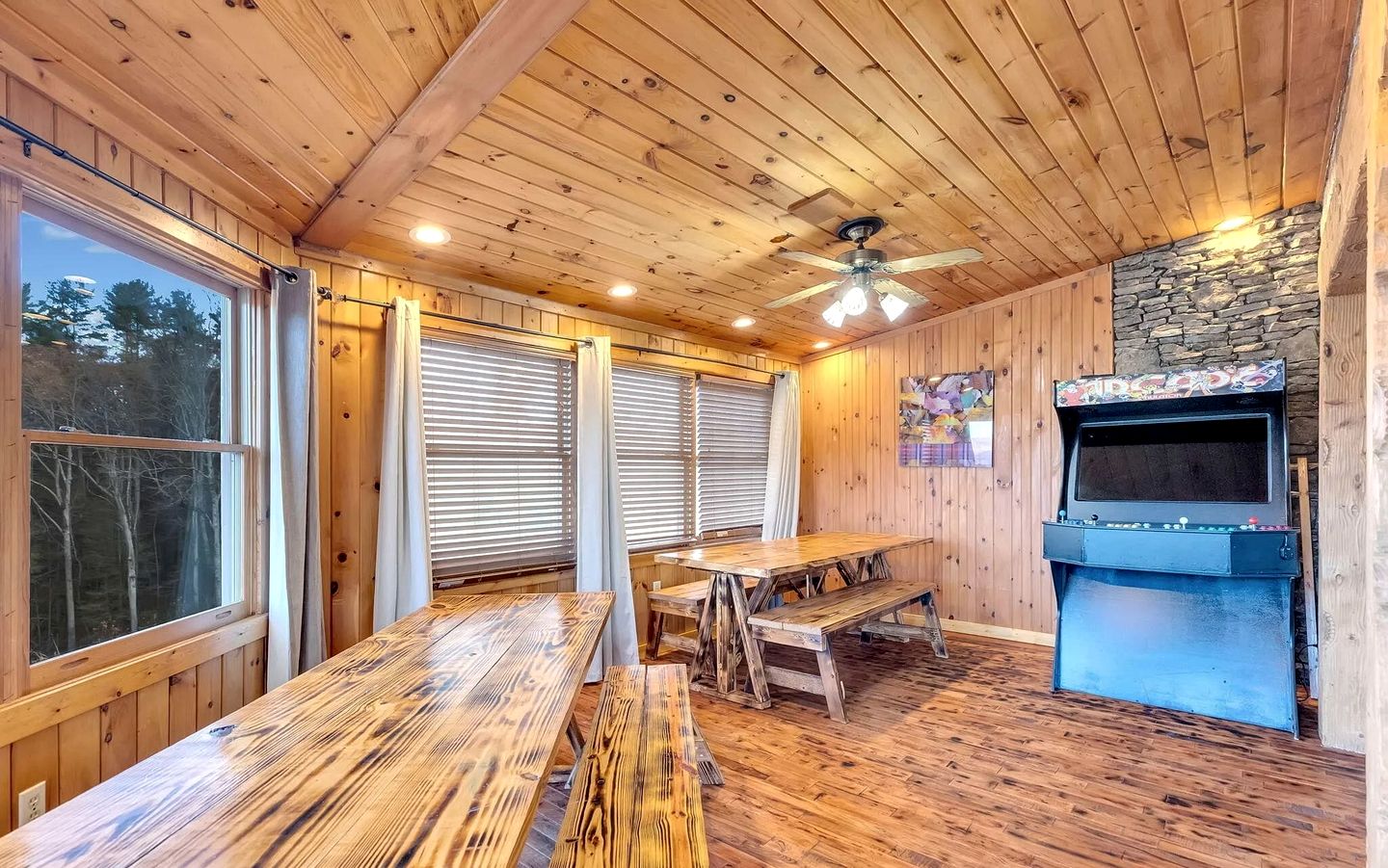 Spacious Luxury Log Cabin with Game Room & Panoramic Mountain Views near Pigeon Forge, Tennessee