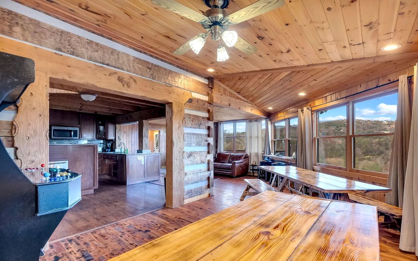 Spacious Luxury Log Cabin with Game Room & Panoramic Mountain Views near Pigeon Forge, Tennessee