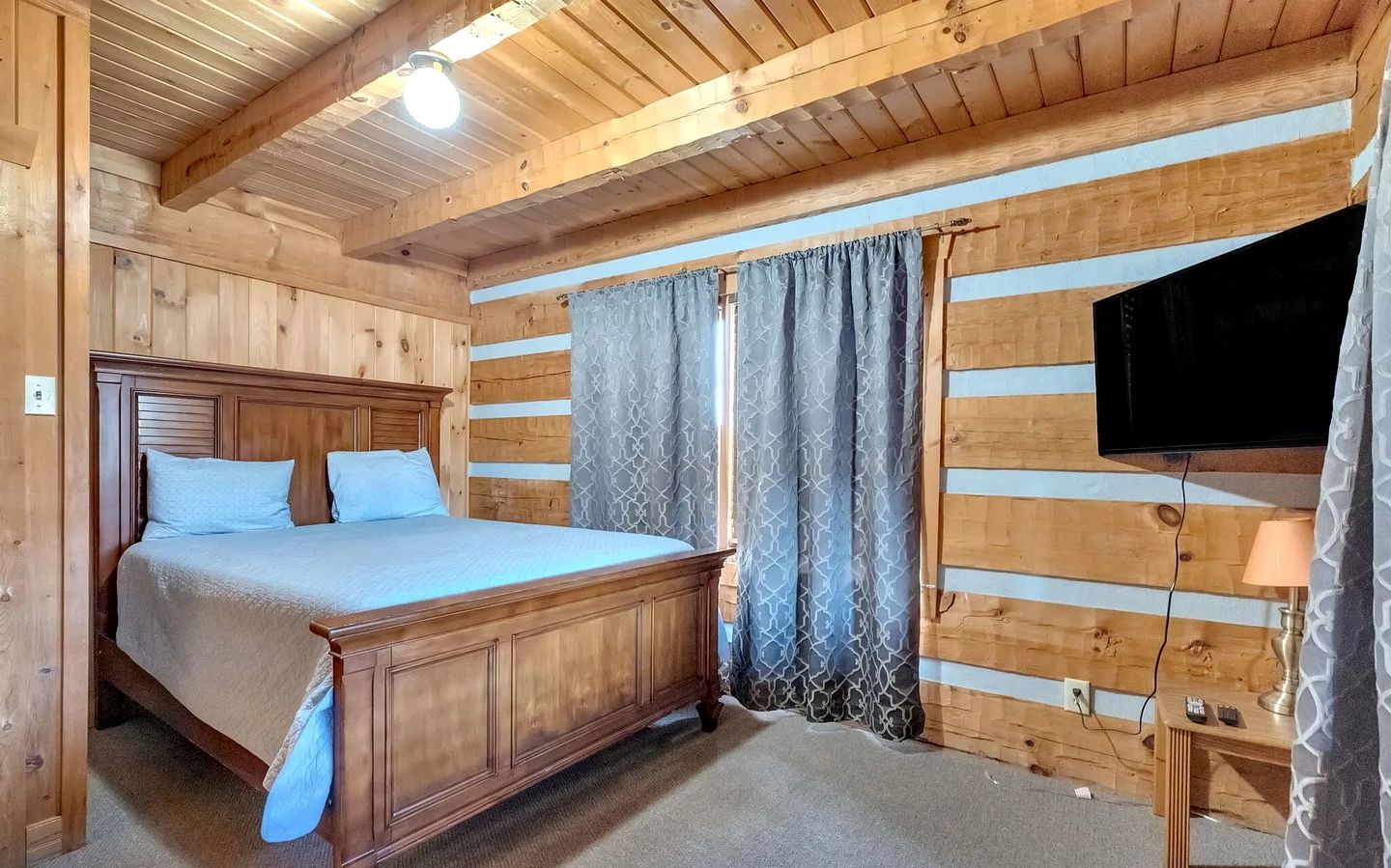 Spacious Luxury Log Cabin with Game Room & Panoramic Mountain Views near Pigeon Forge, Tennessee