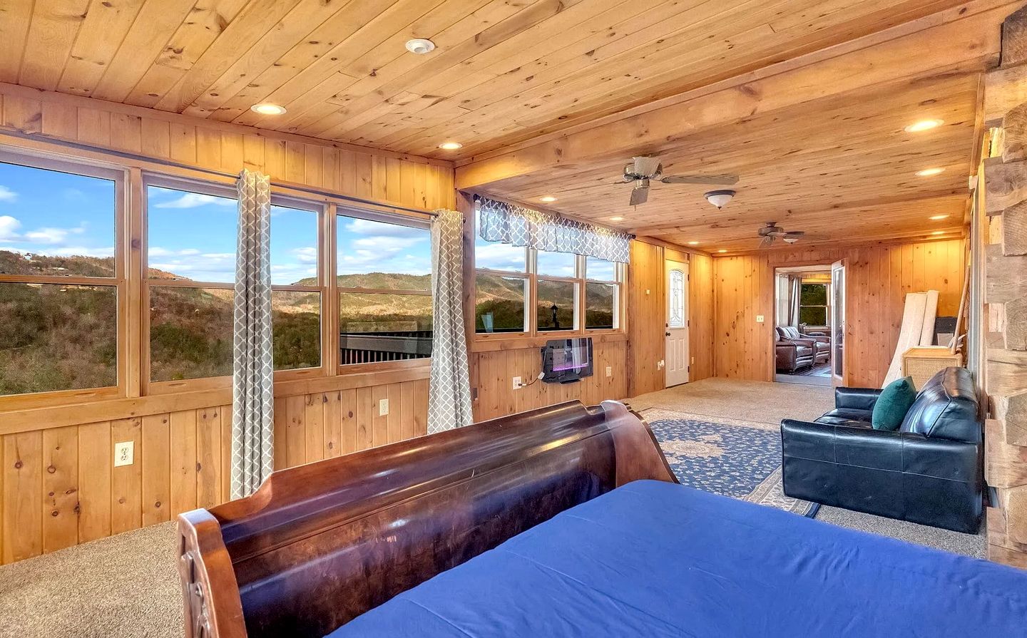Spacious Luxury Log Cabin with Game Room & Panoramic Mountain Views near Pigeon Forge, Tennessee