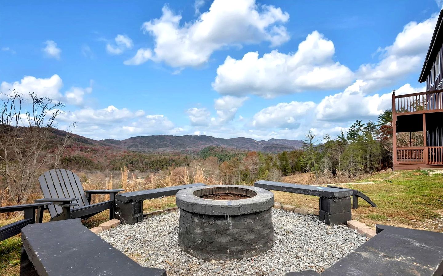 Spacious Luxury Log Cabin with Game Room & Panoramic Mountain Views near Pigeon Forge, Tennessee