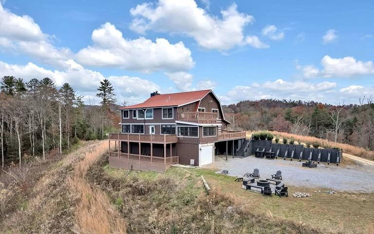 Spacious Luxury Log Cabin with Game Room & Panoramic Mountain Views near Pigeon Forge, Tennessee