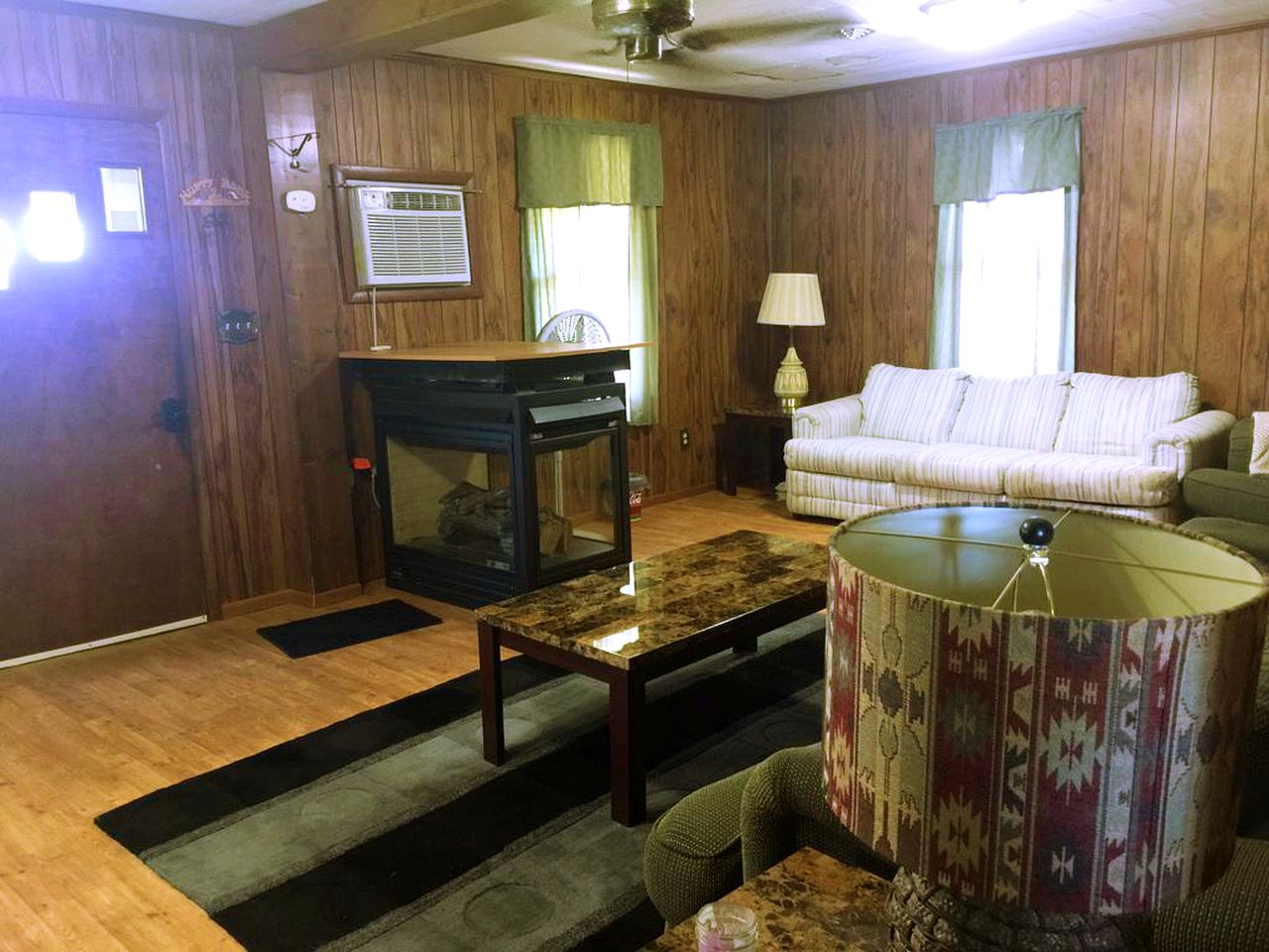Spacious and Comfortable Cabin Rental for a Getaway near Rend Lake, Illinois