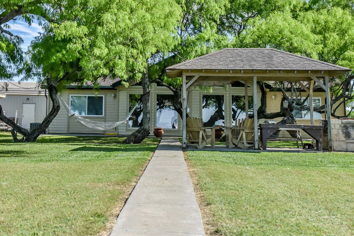 Wild Horse Lodge Reel 'Em Inn for Eight, Cottages, Baffin Bay, United