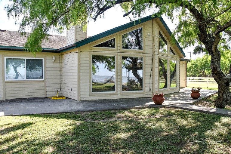 Wild Horse Lodge Reel 'Em Inn for Eight, Cottages, Baffin Bay, United