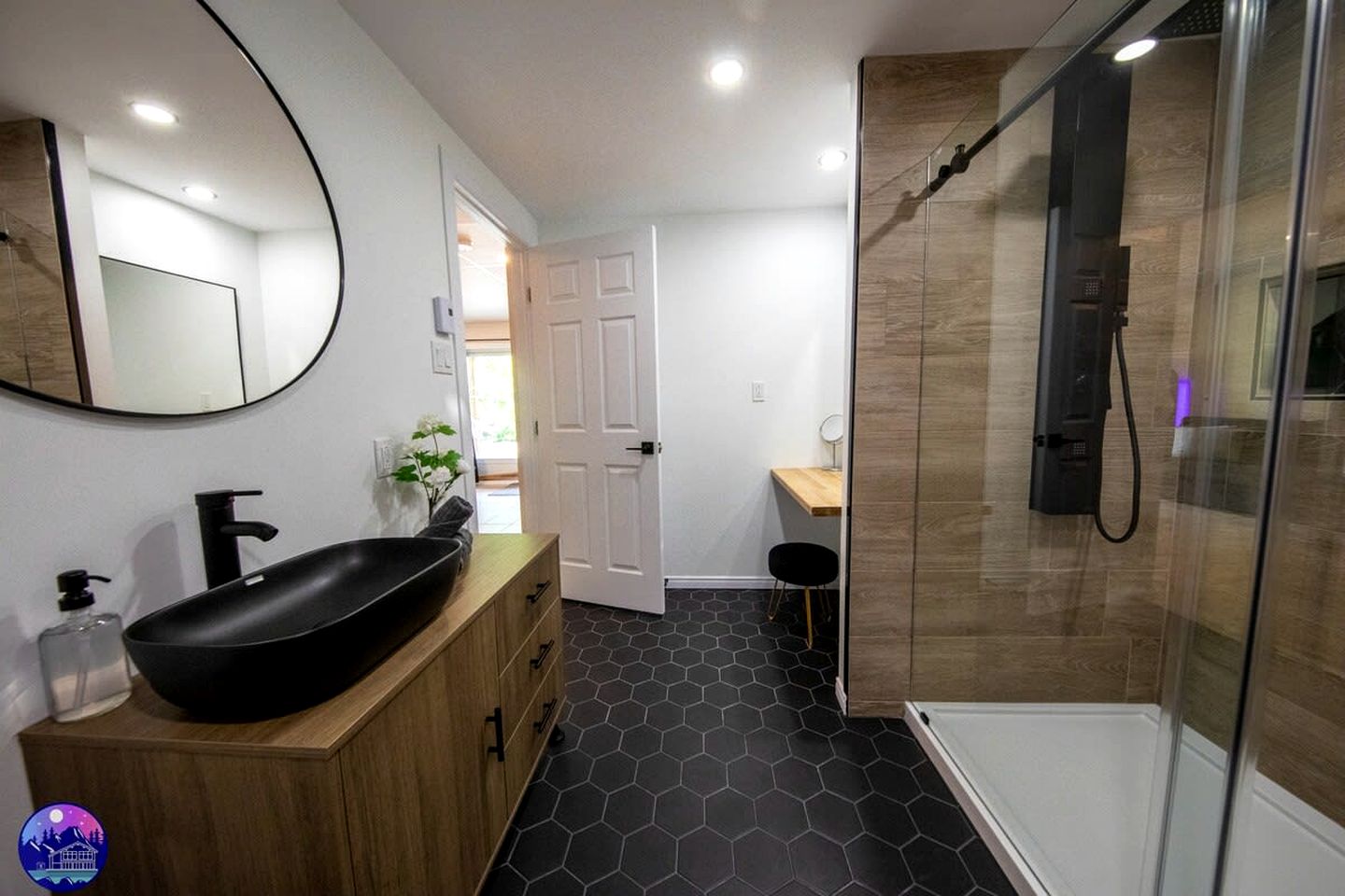Peaceful Cabin with Hot-Tub and Fire Pit Perfect for Winter Sports in Saint Come, Quebec