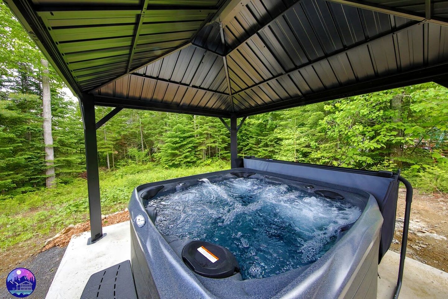 Peaceful Cabin with Hot-Tub and Fire Pit Perfect for Winter Sports in Saint Come, Quebec