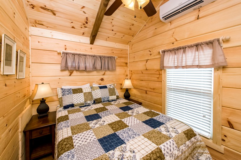 Cabins (Mill Spring, North Carolina, United States)