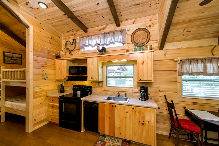 Cabins (Mill Spring, North Carolina, United States)