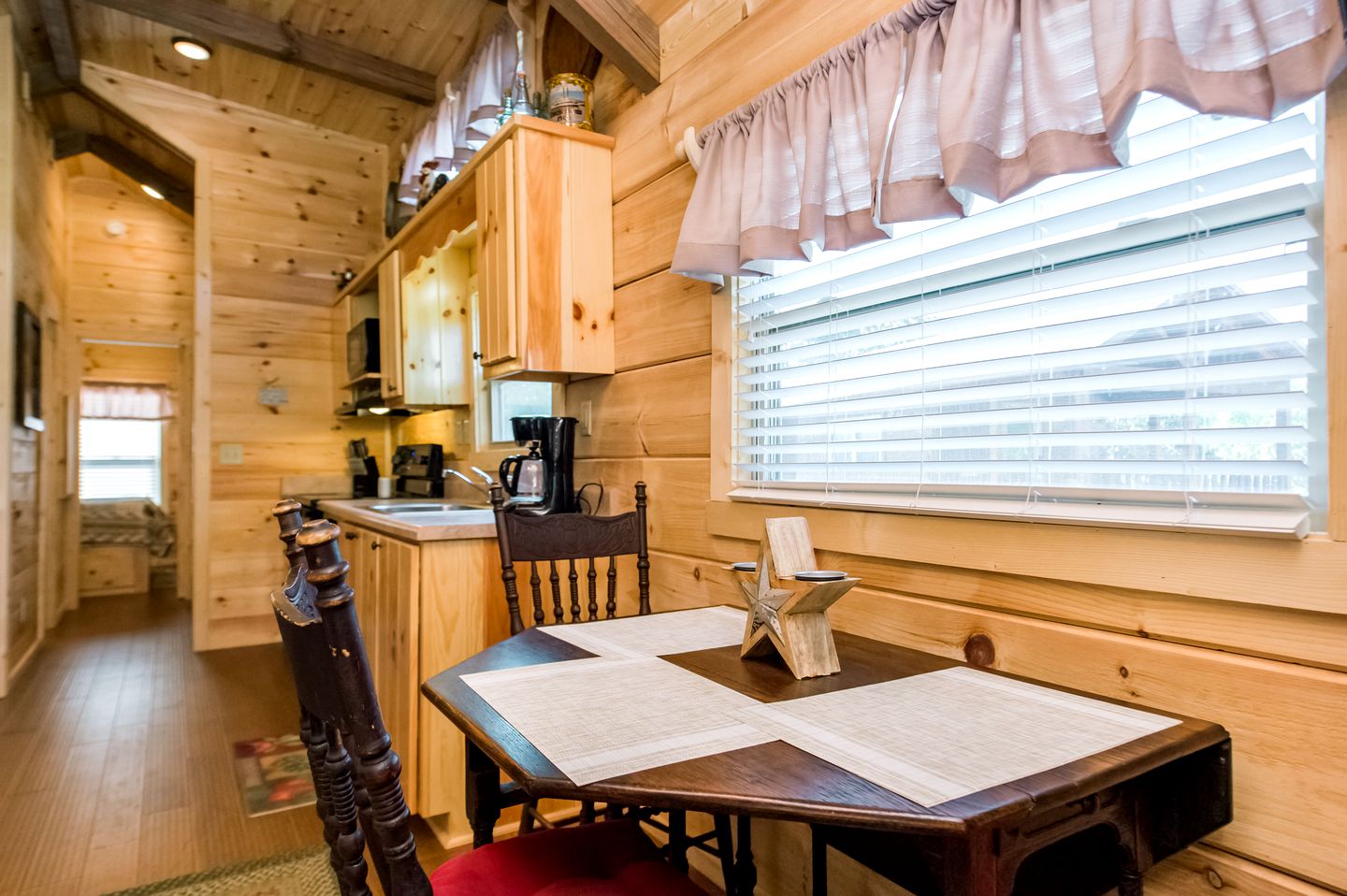 Peaceful Cabin Close to Tryon and the Foothills near Lake Lure in Mill Springs, North Carolina
