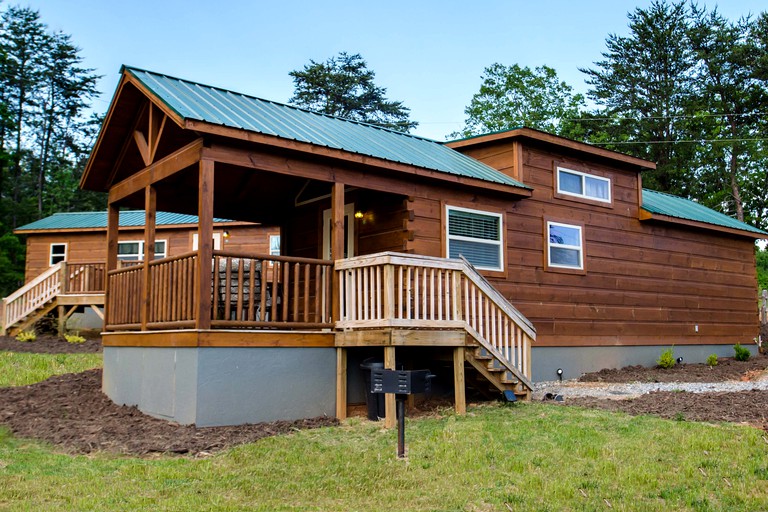 Cabins (Mill Spring, North Carolina, United States)