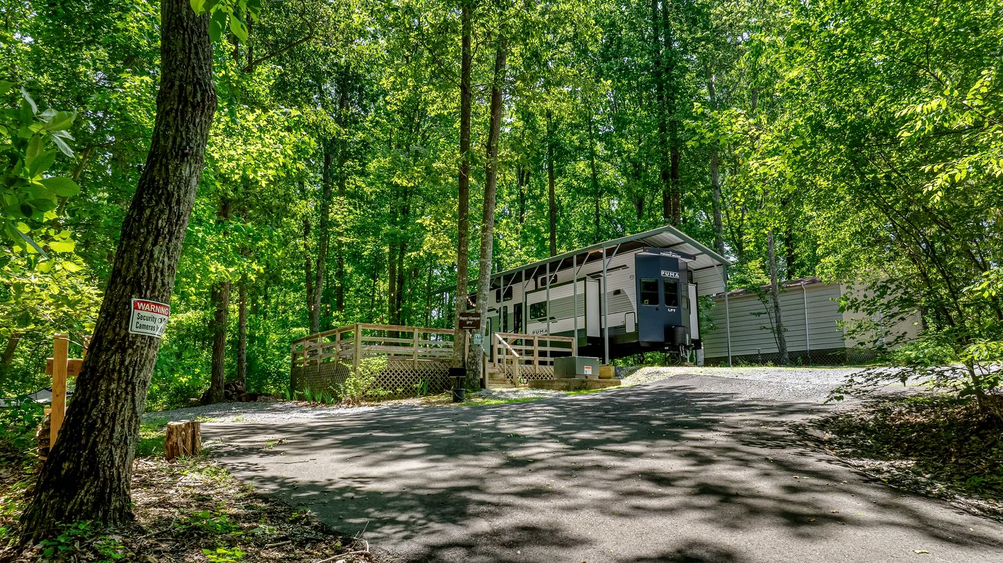 Peaceful Caravan Retreat with Large Private Deck and Fire Pit in Alabama