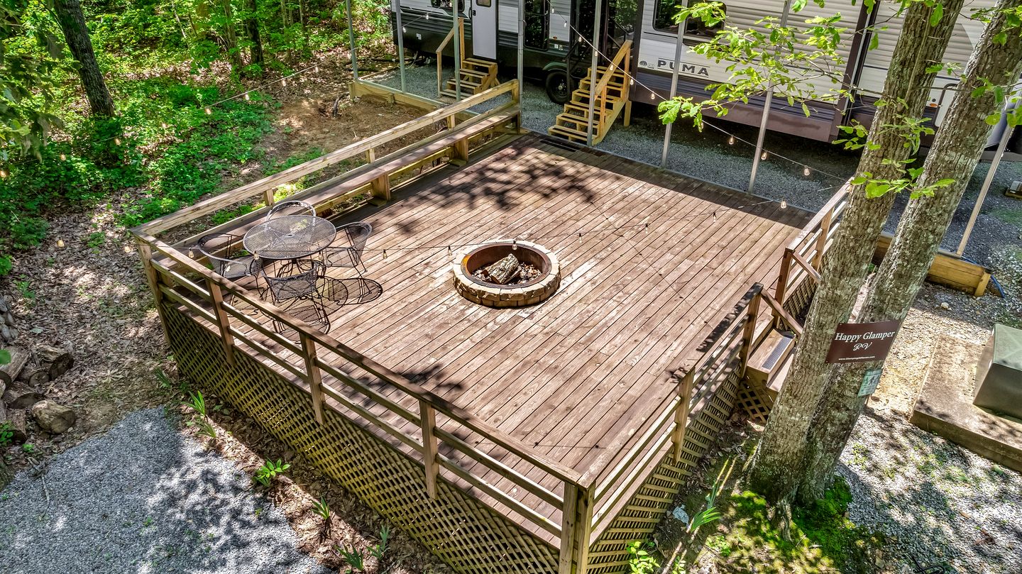 Peaceful Caravan Retreat with Large Private Deck and Fire Pit in Alabama
