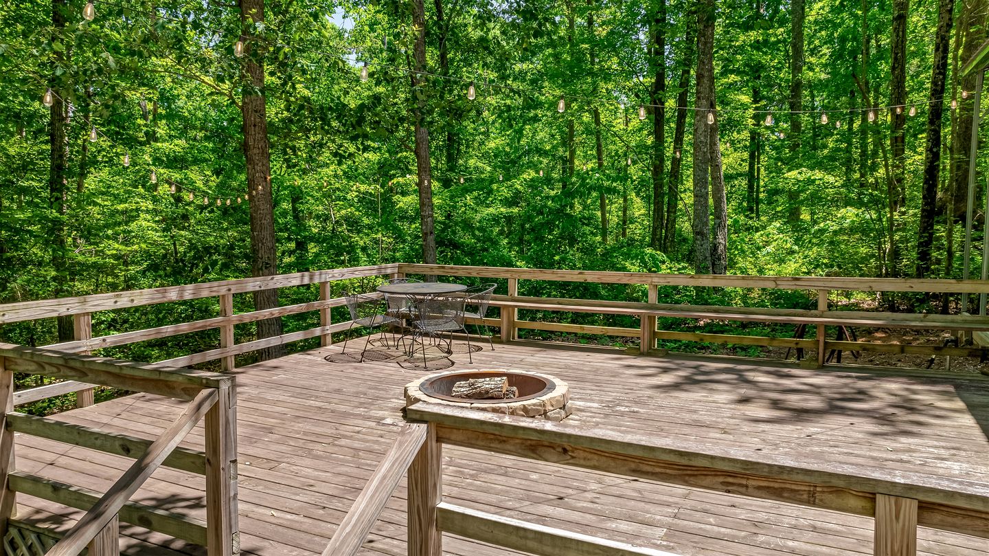 Peaceful Caravan Retreat with Large Private Deck and Fire Pit in Alabama