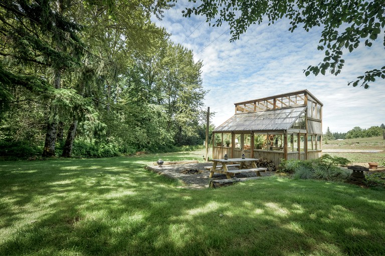 Top Oregon cottage rental in a field