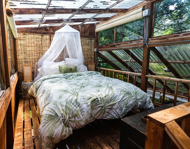 Cottage rental for couples in Oregon with double bed with mosquito net.