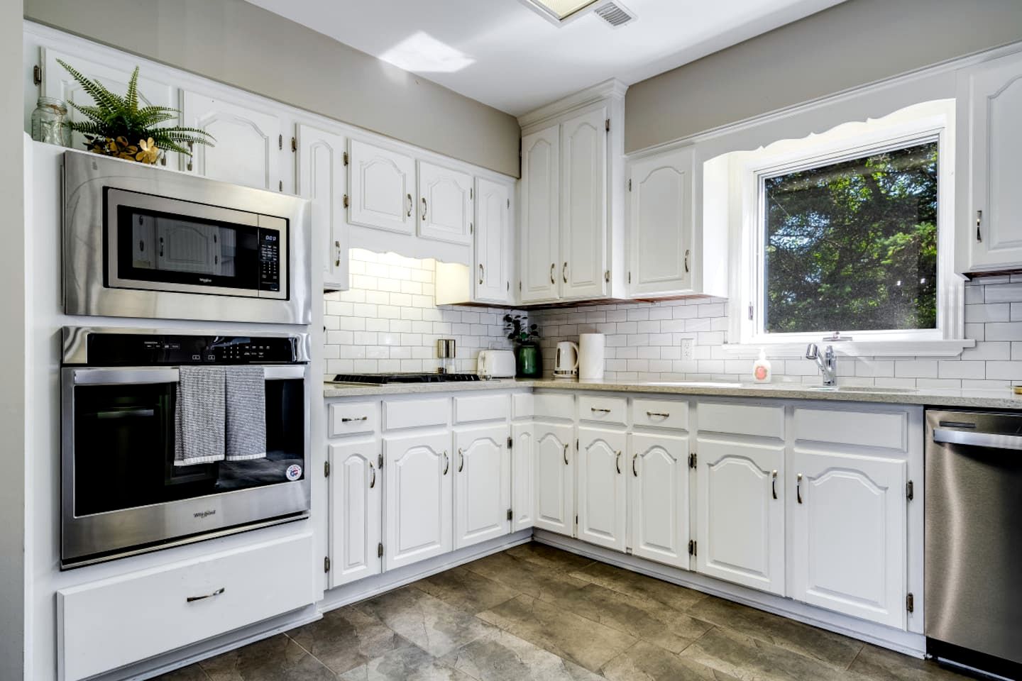 Peaceful Cottage with Hot-Tub and Breathtaking Views in Ontario