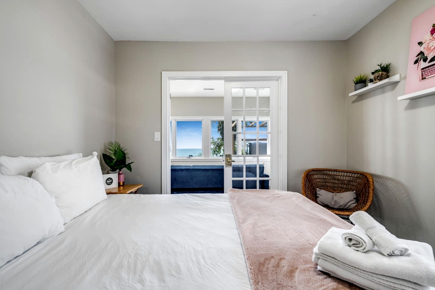 Peaceful Cottage with Hot-Tub and Breathtaking Views in Ontario