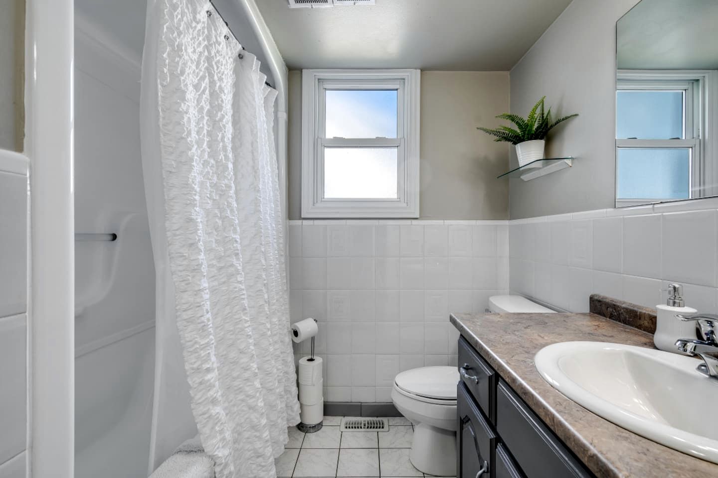 Peaceful Cottage with Hot-Tub and Breathtaking Views in Ontario