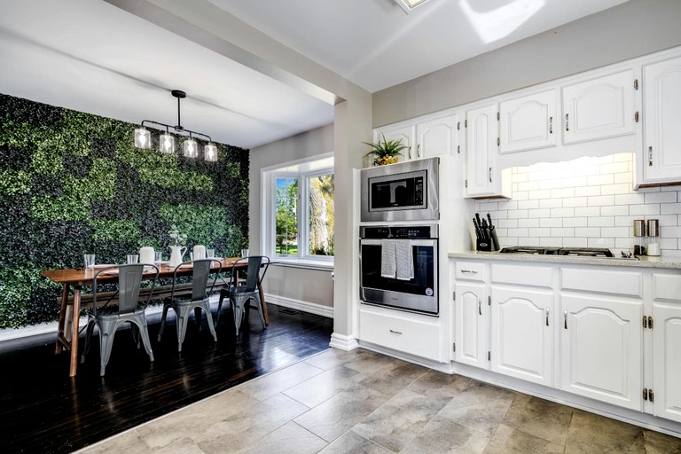 Cottages (Canada, Leamington, Ontario)